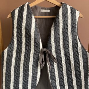 Veste sans manche matelassée noire à rayures