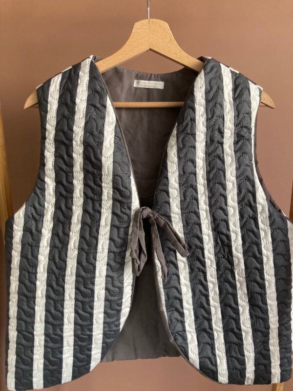 Veste sans manche matelassée noire à rayures