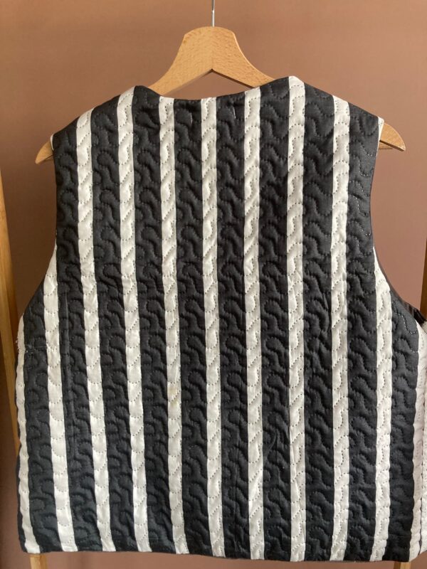 Veste sans manche matelassée noire à rayures – Image 2