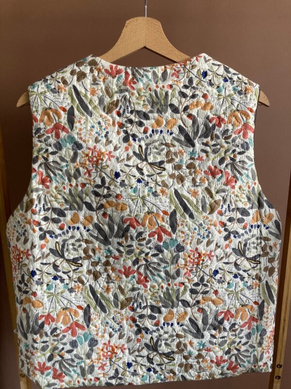 Veste sans manche matelassée jardin fleuri – Image 2