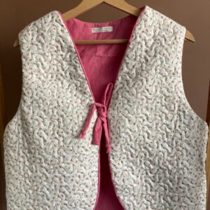 Veste sans manche matelassée petites fleurs roses