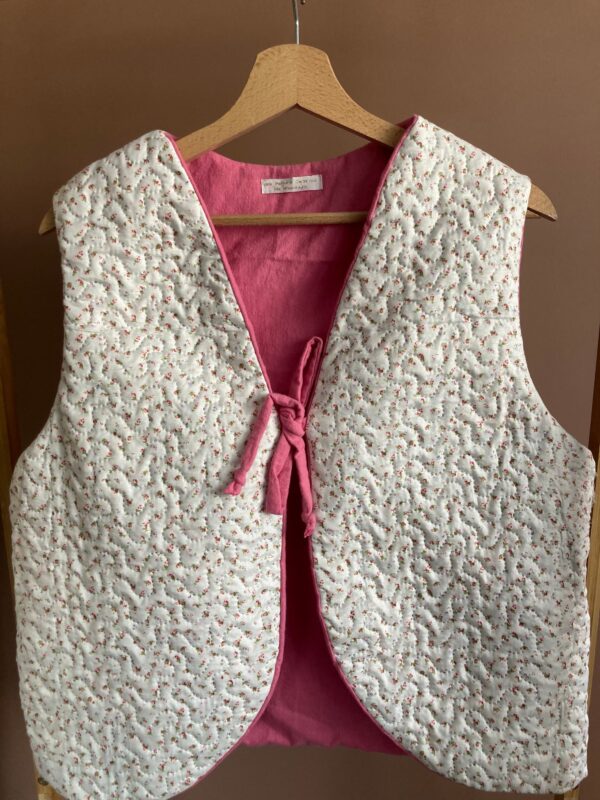 Veste sans manche matelassée petites fleurs roses