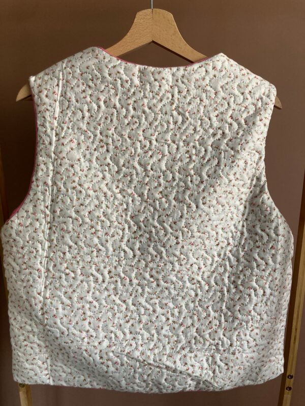 Veste sans manche matelassée petites fleurs roses – Image 2