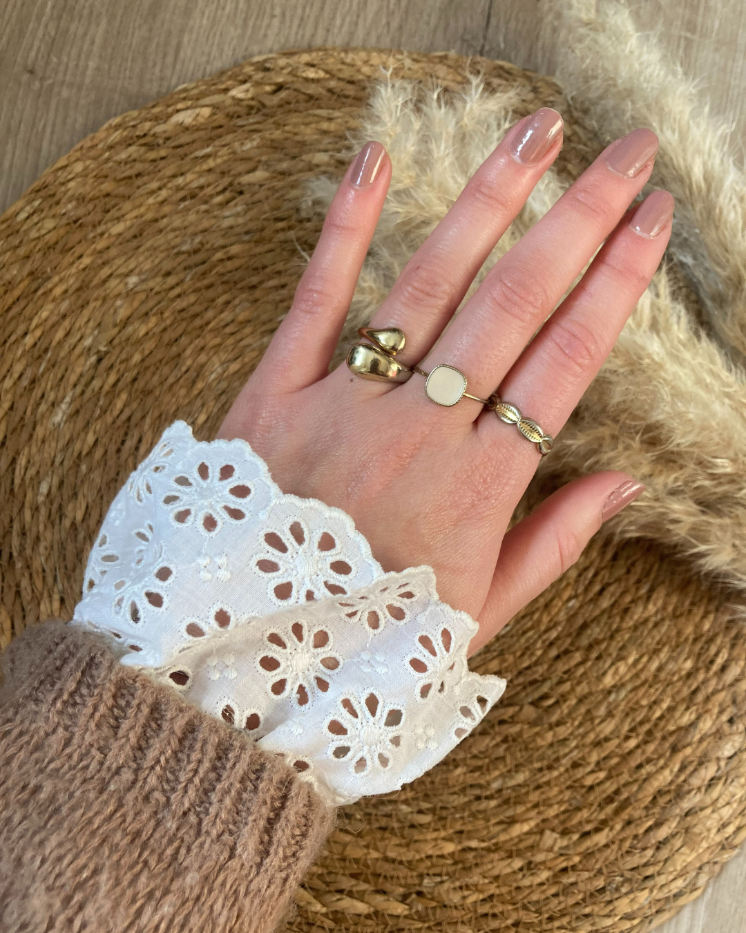 Manchettes amovibles en dentelle brodée blanche