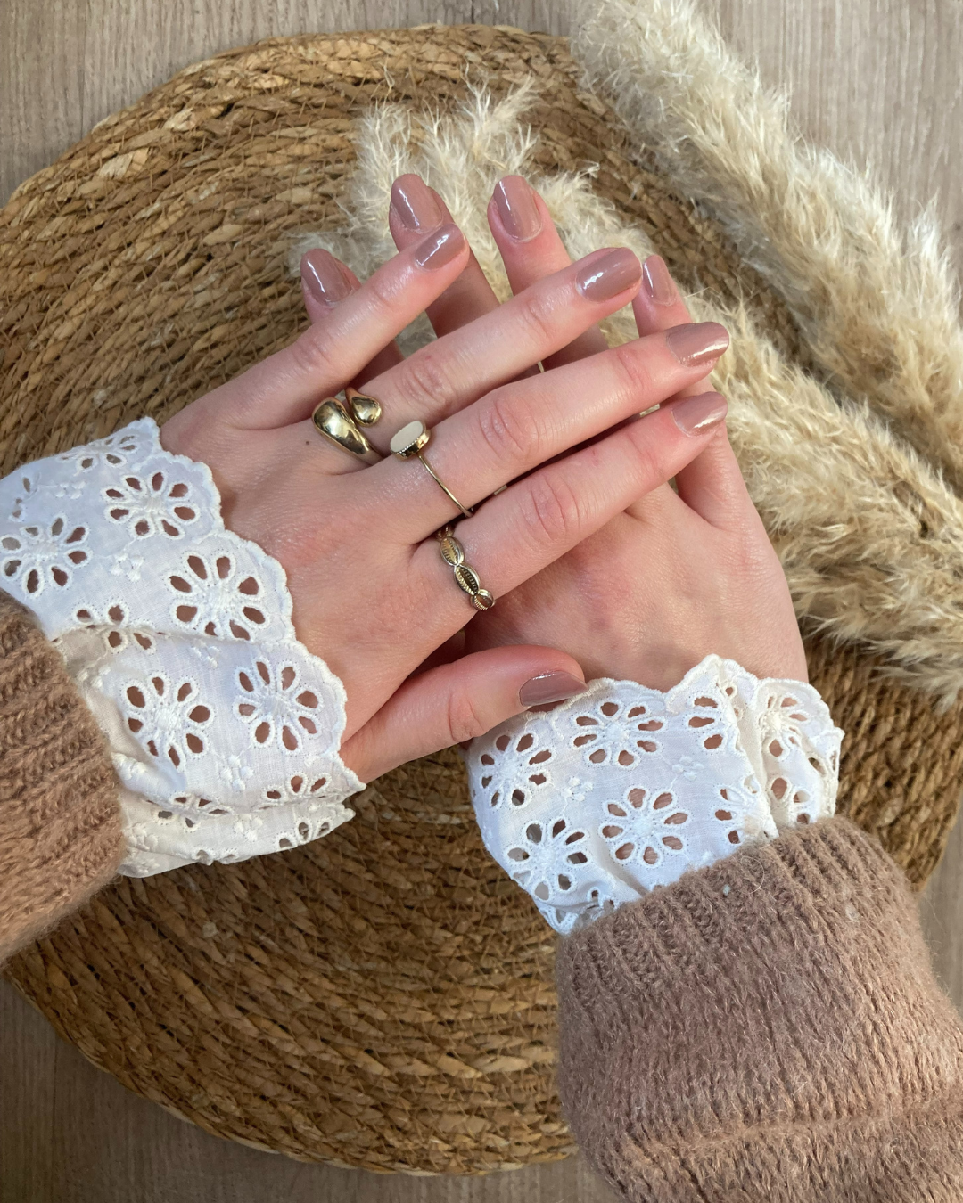 Manchettes amovibles en dentelle brodée blanche – Image 2