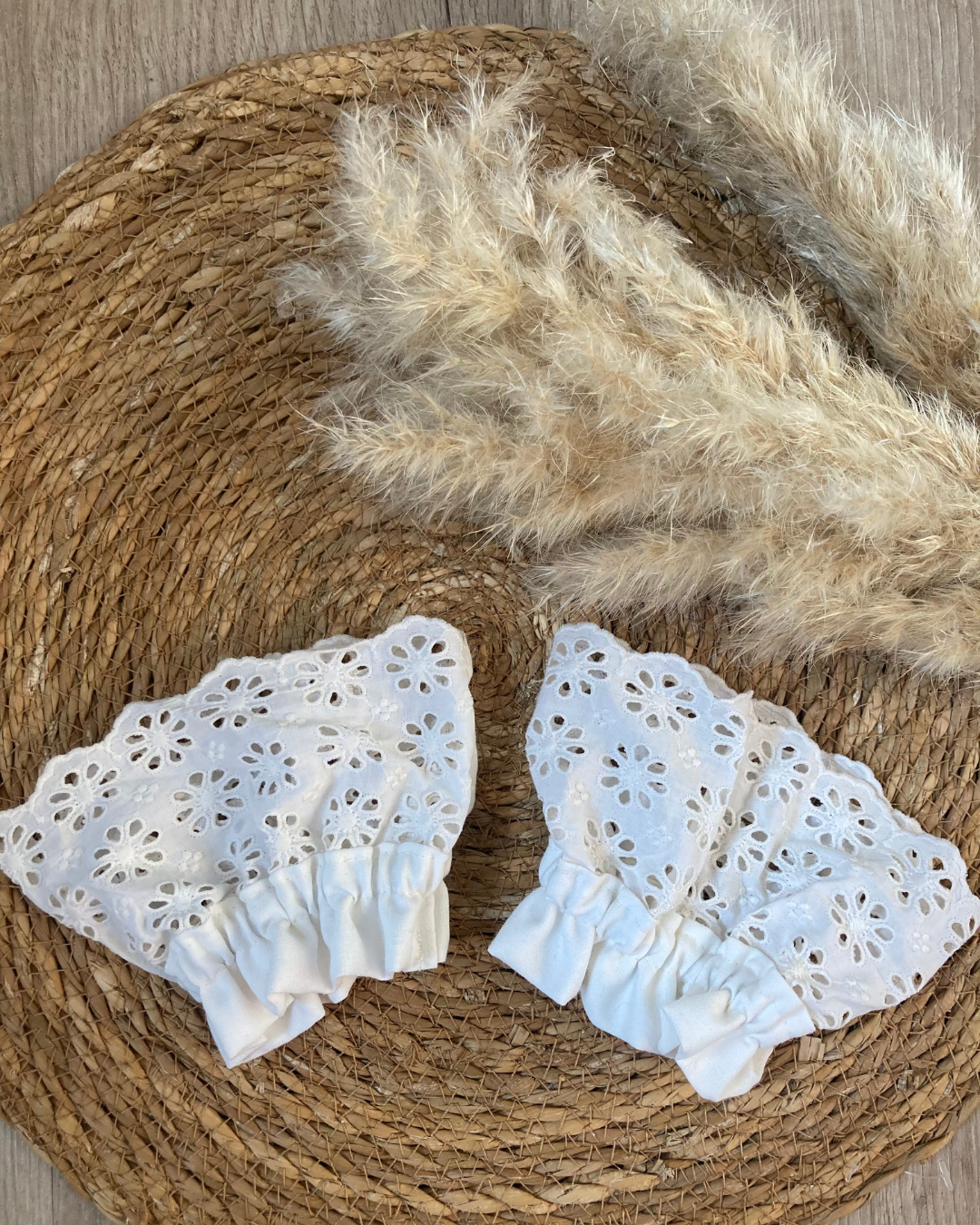 Manchettes amovibles en dentelle brodée blanche – Image 3